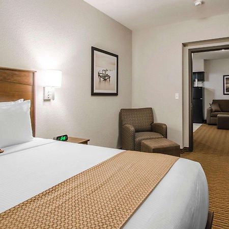 Quality Inn & Suites Estevan Экстерьер фото