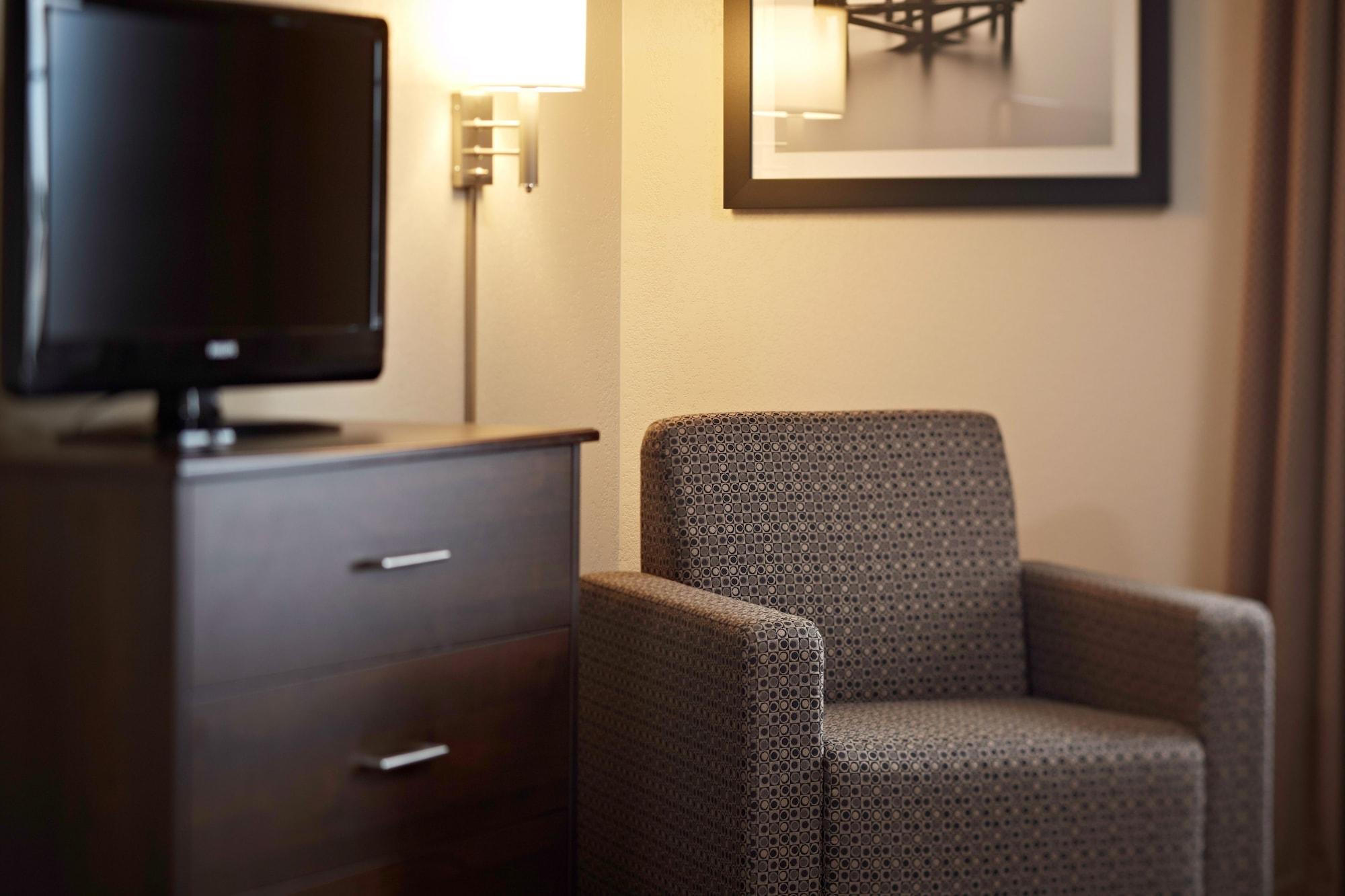 Quality Inn & Suites Estevan Экстерьер фото