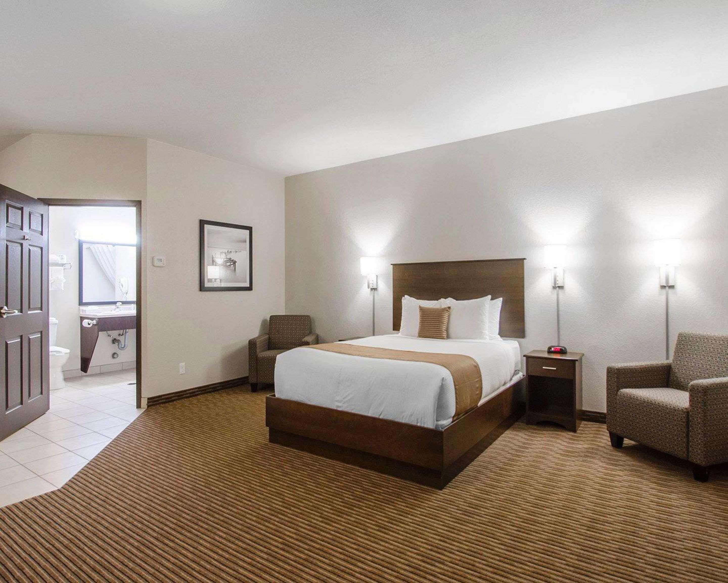 Quality Inn & Suites Estevan Экстерьер фото