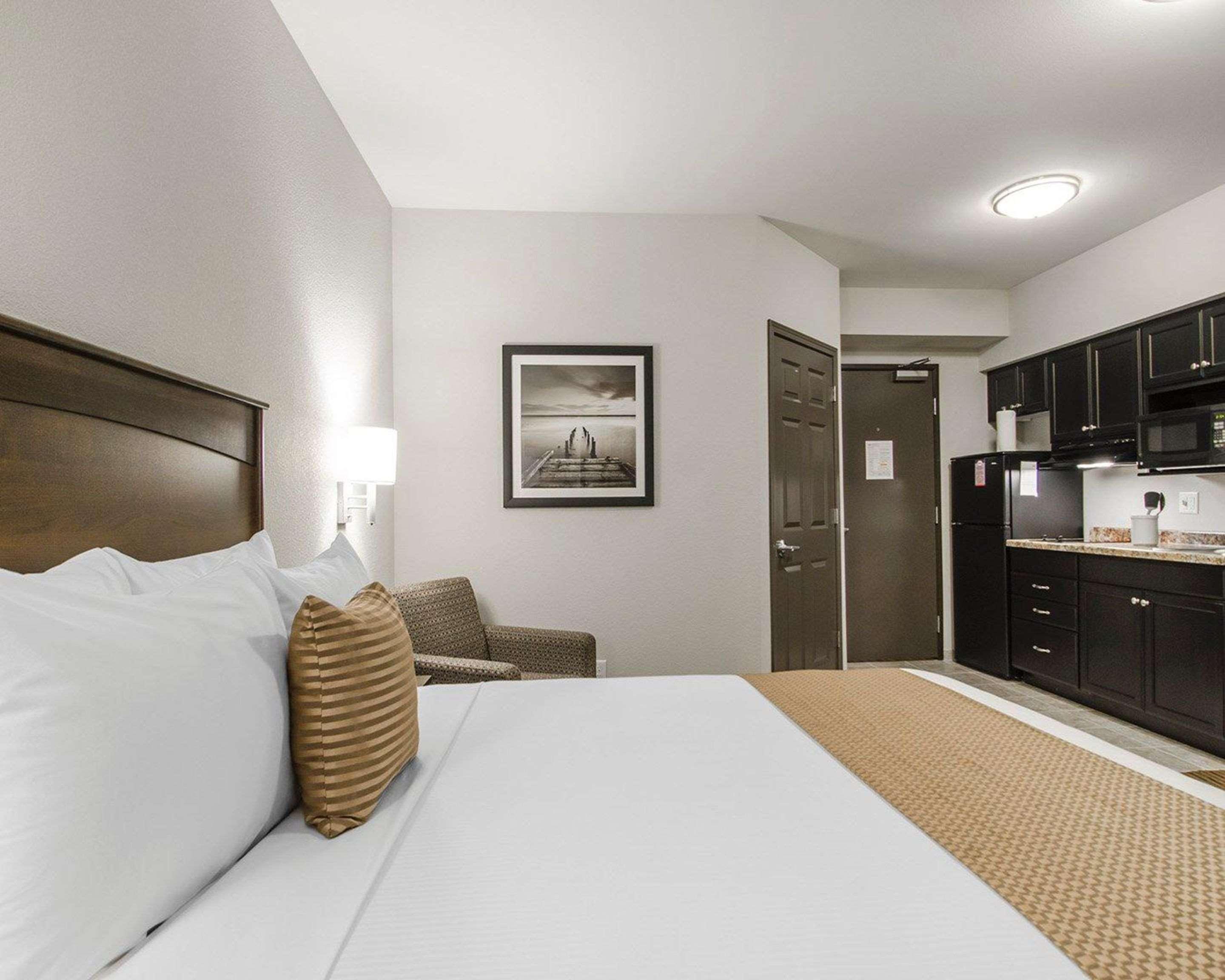 Quality Inn & Suites Estevan Экстерьер фото