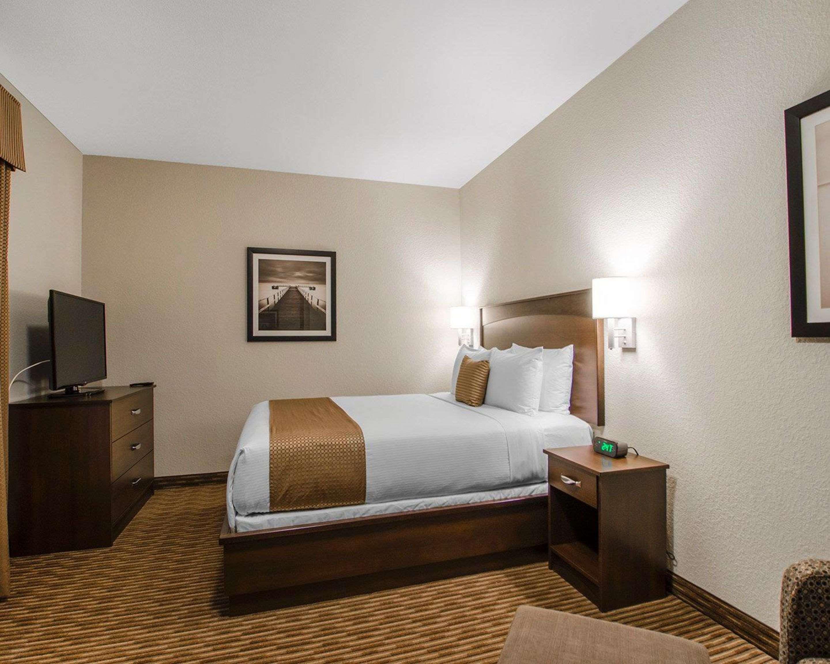 Quality Inn & Suites Estevan Экстерьер фото
