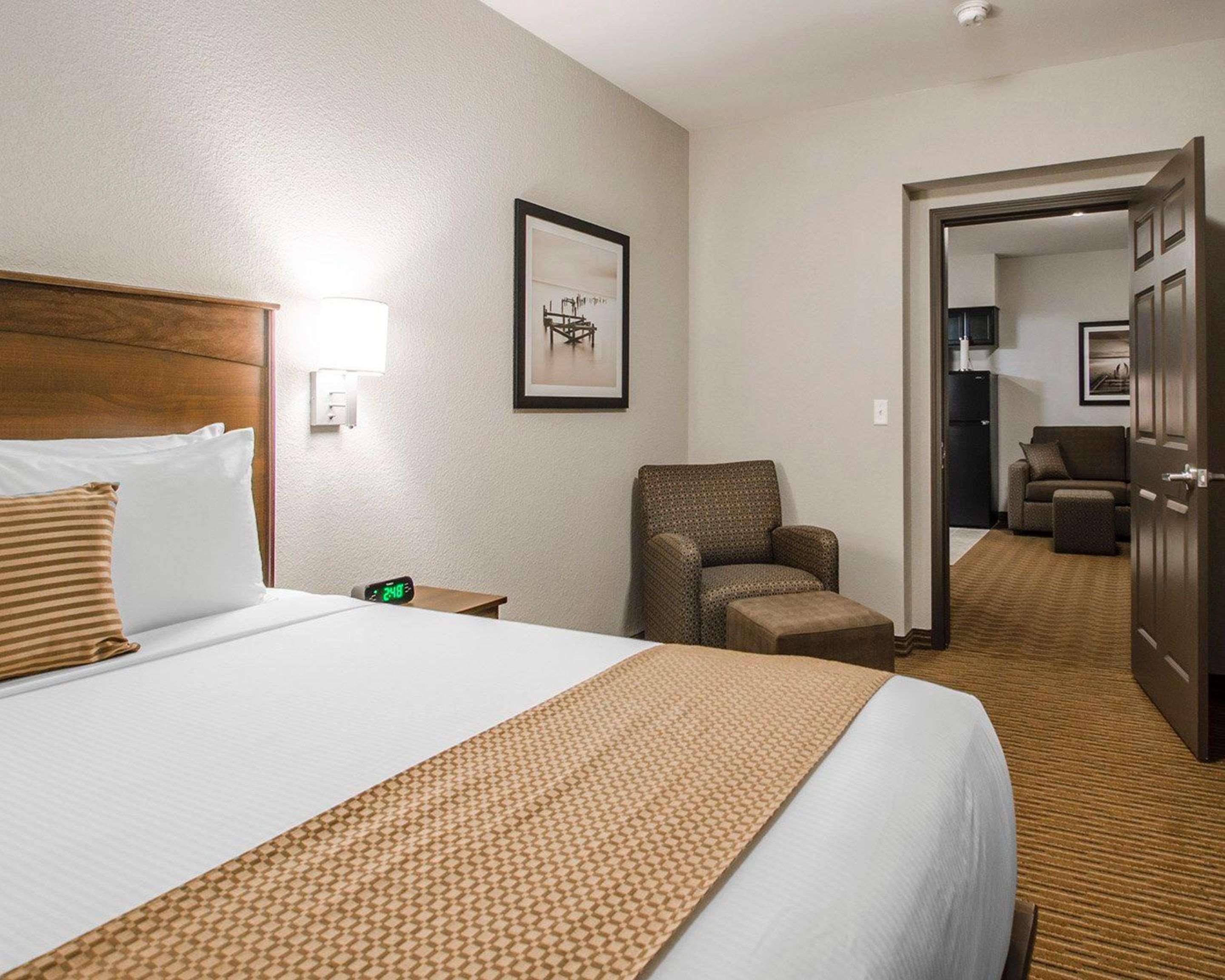 Quality Inn & Suites Estevan Экстерьер фото