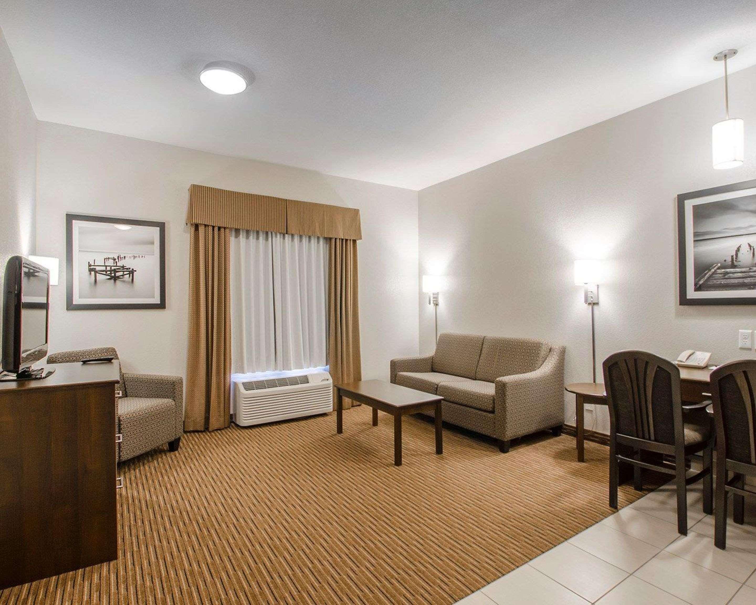 Quality Inn & Suites Estevan Экстерьер фото
