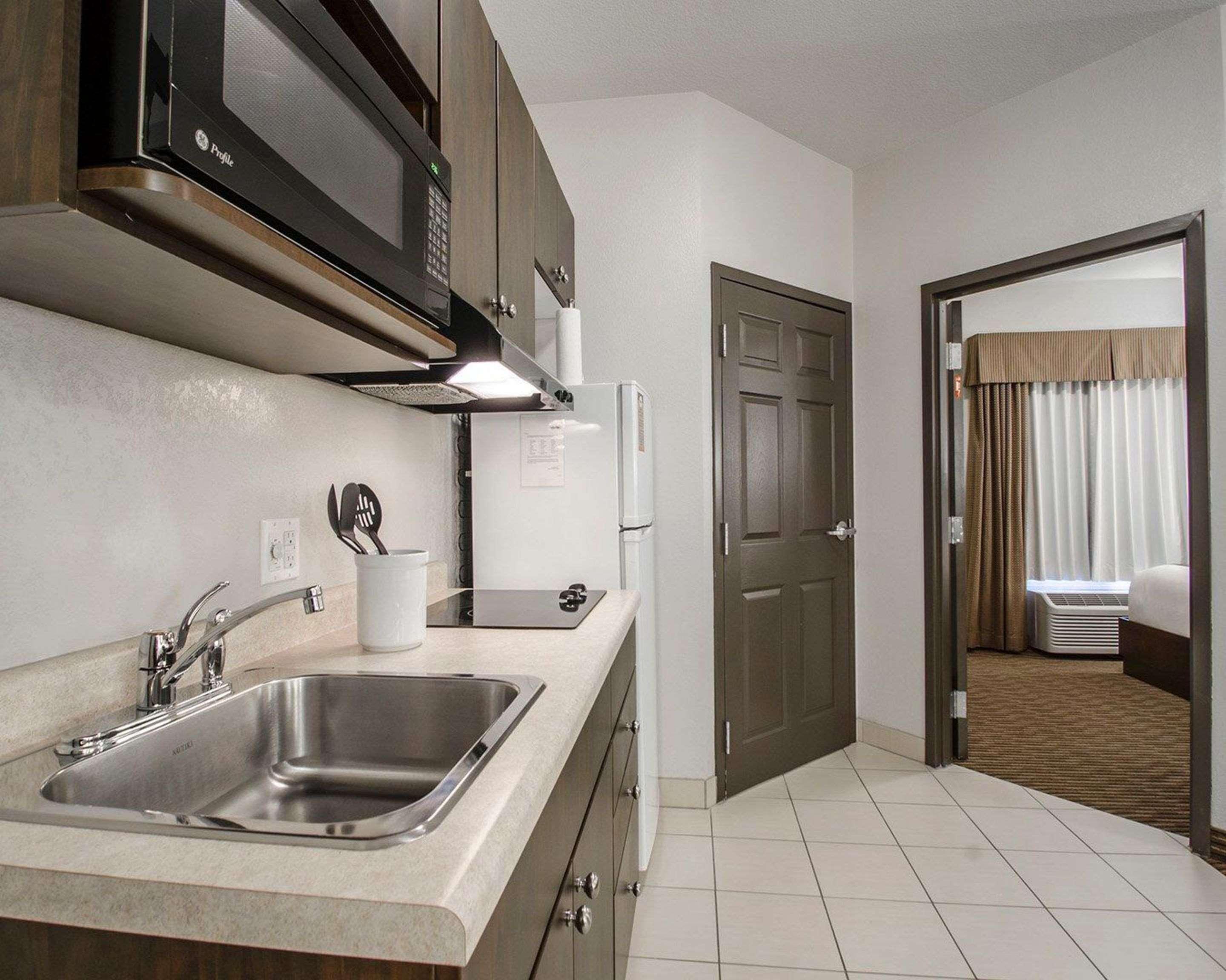 Quality Inn & Suites Estevan Экстерьер фото