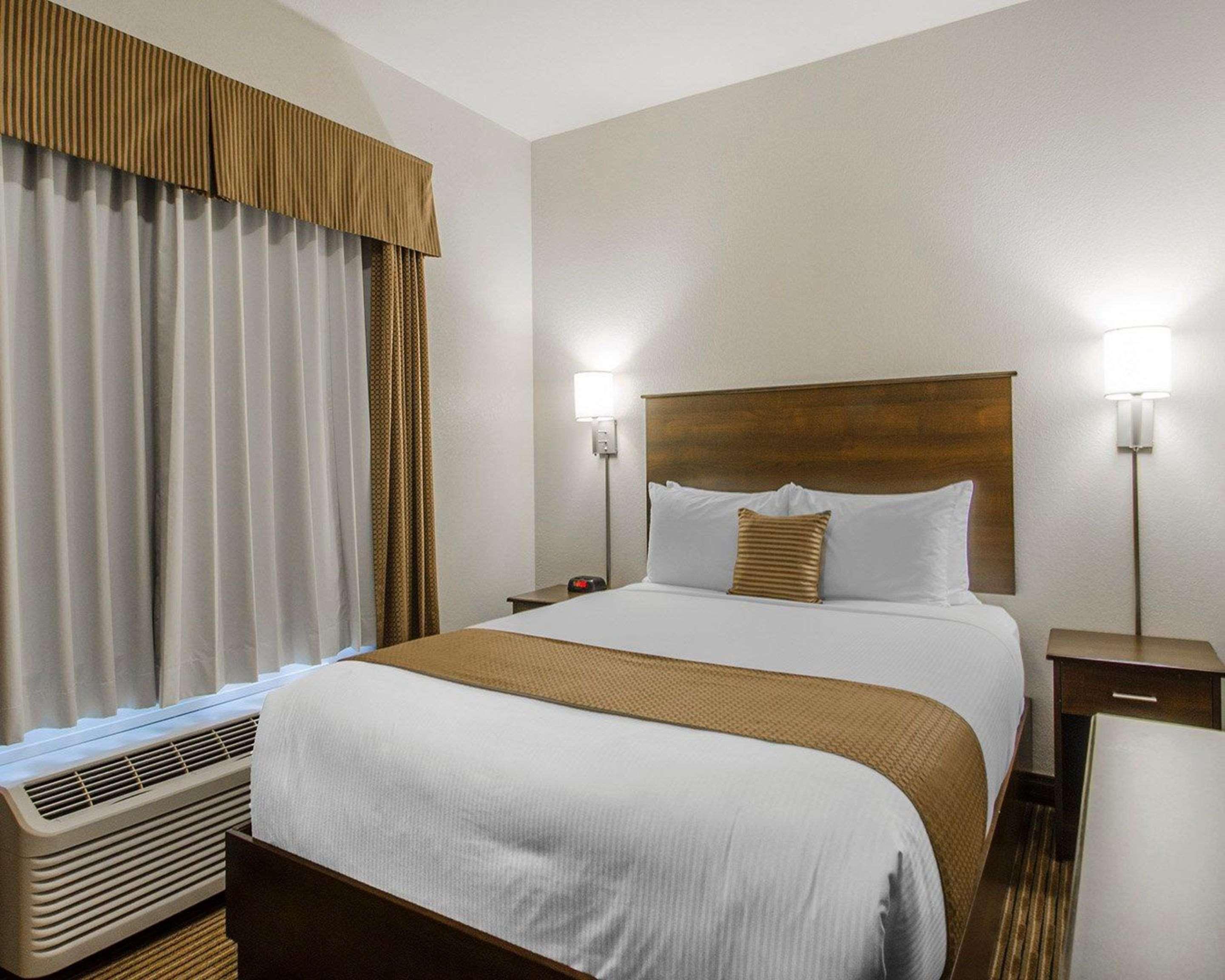 Quality Inn & Suites Estevan Экстерьер фото