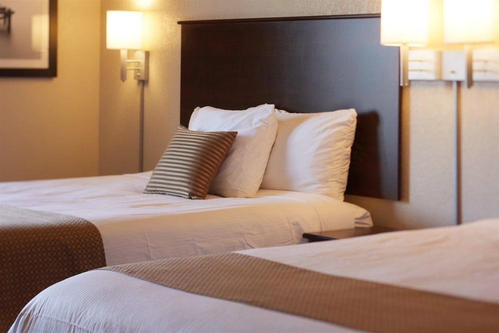 Quality Inn & Suites Estevan Экстерьер фото