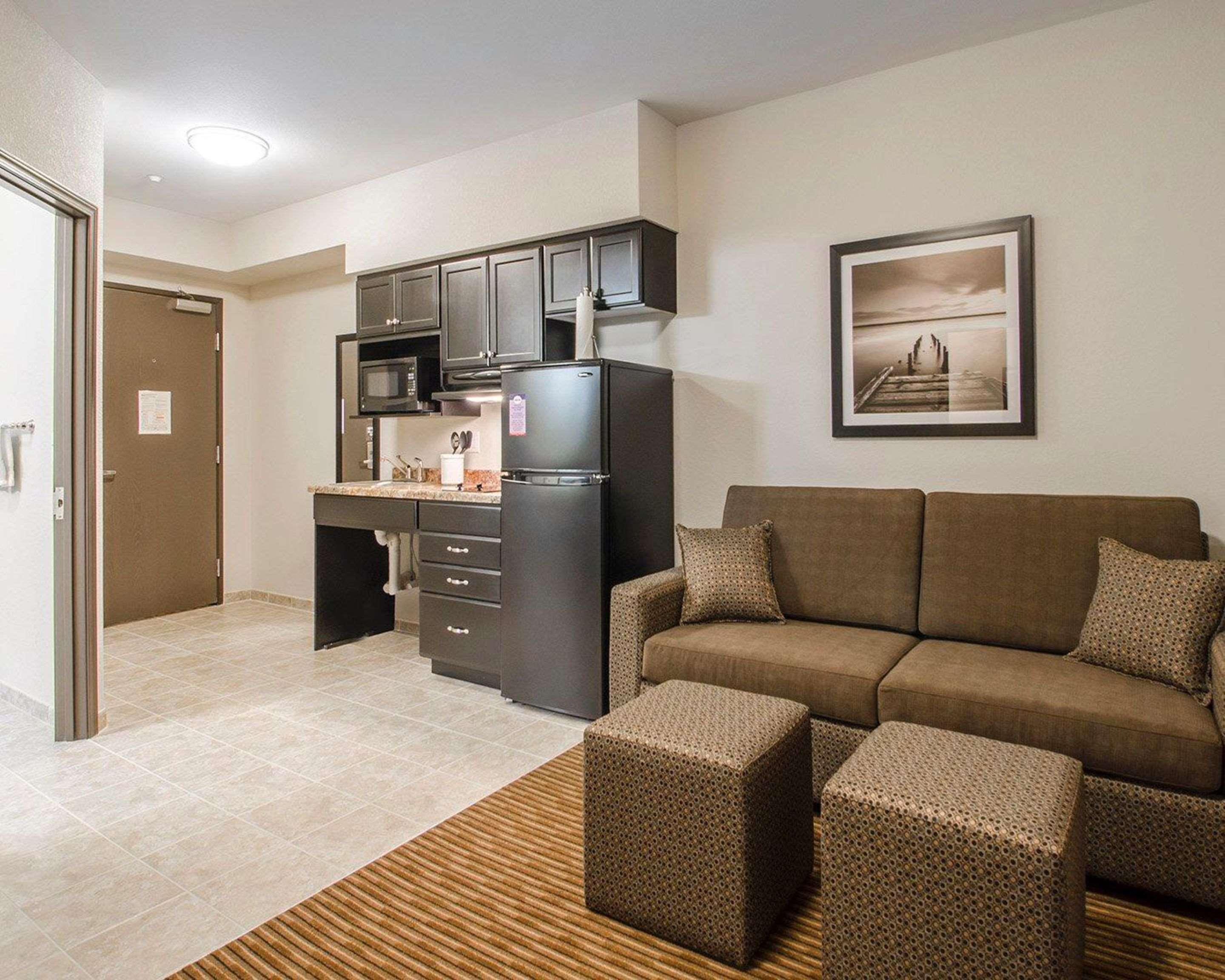 Quality Inn & Suites Estevan Экстерьер фото