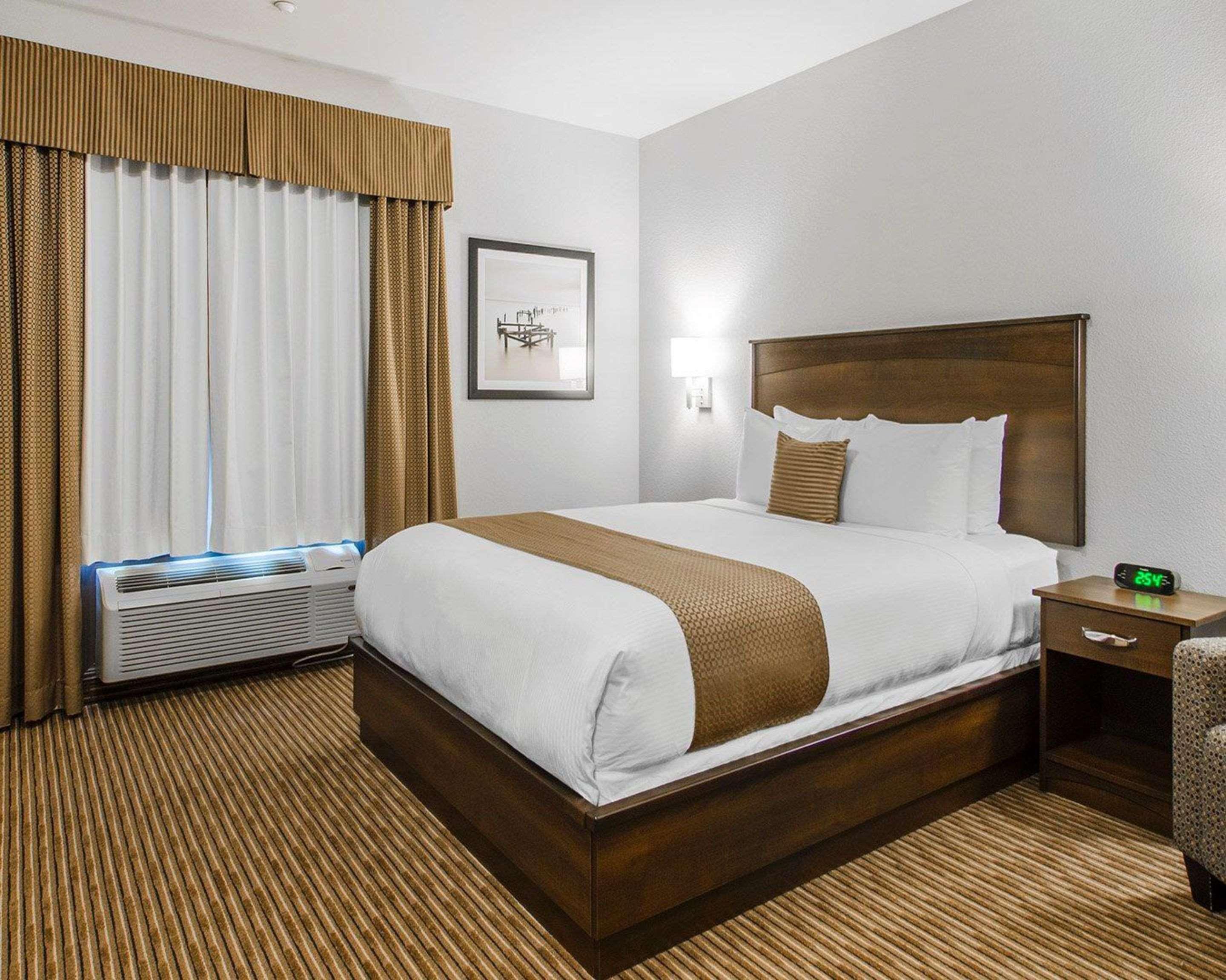 Quality Inn & Suites Estevan Экстерьер фото