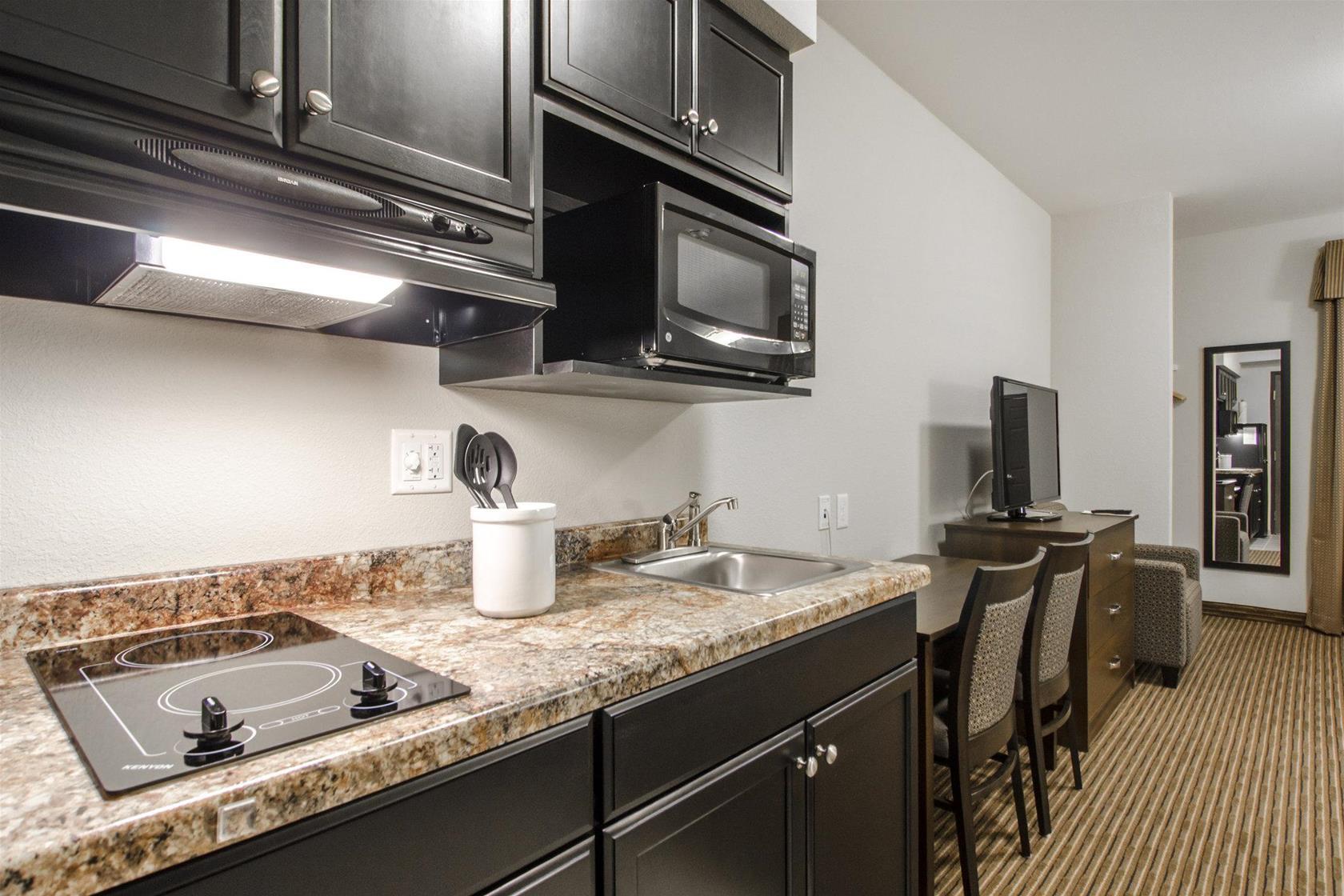 Quality Inn & Suites Estevan Экстерьер фото