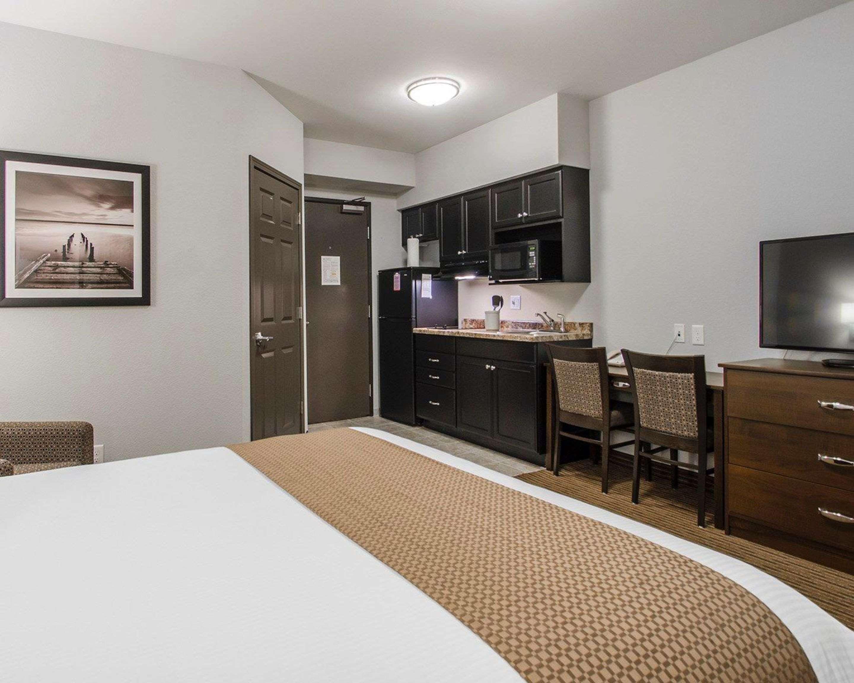 Quality Inn & Suites Estevan Экстерьер фото