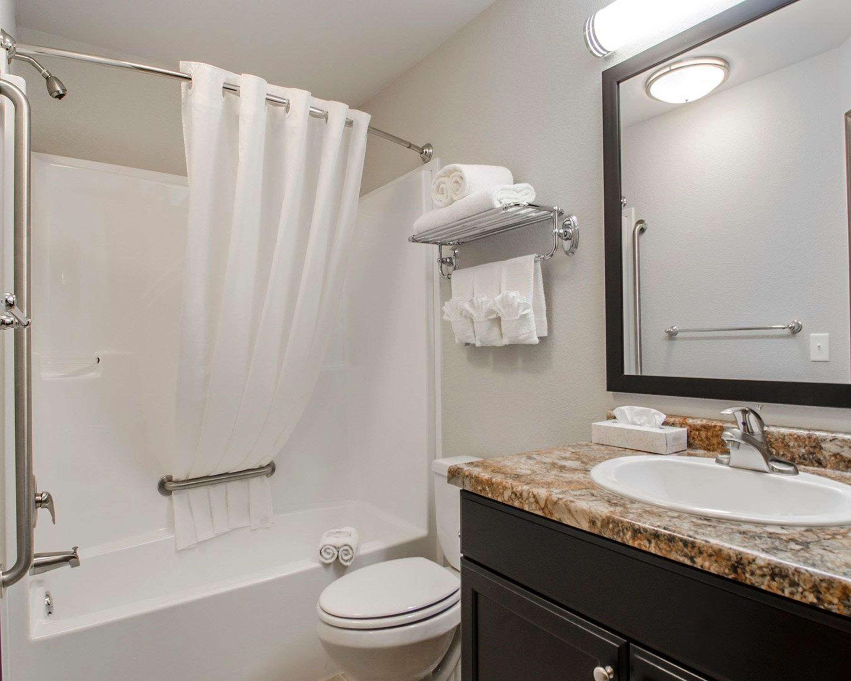 Quality Inn & Suites Estevan Экстерьер фото