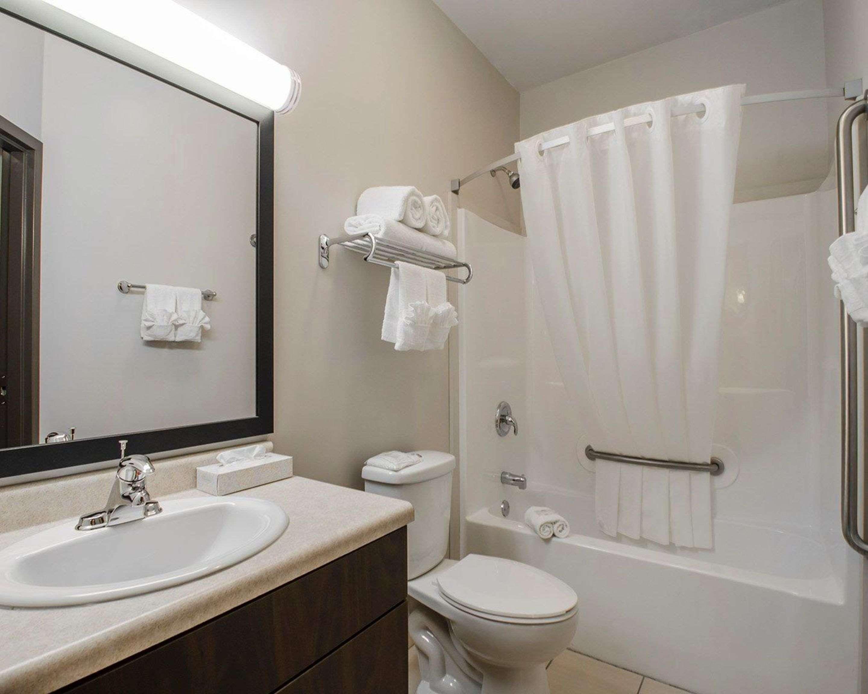 Quality Inn & Suites Estevan Экстерьер фото