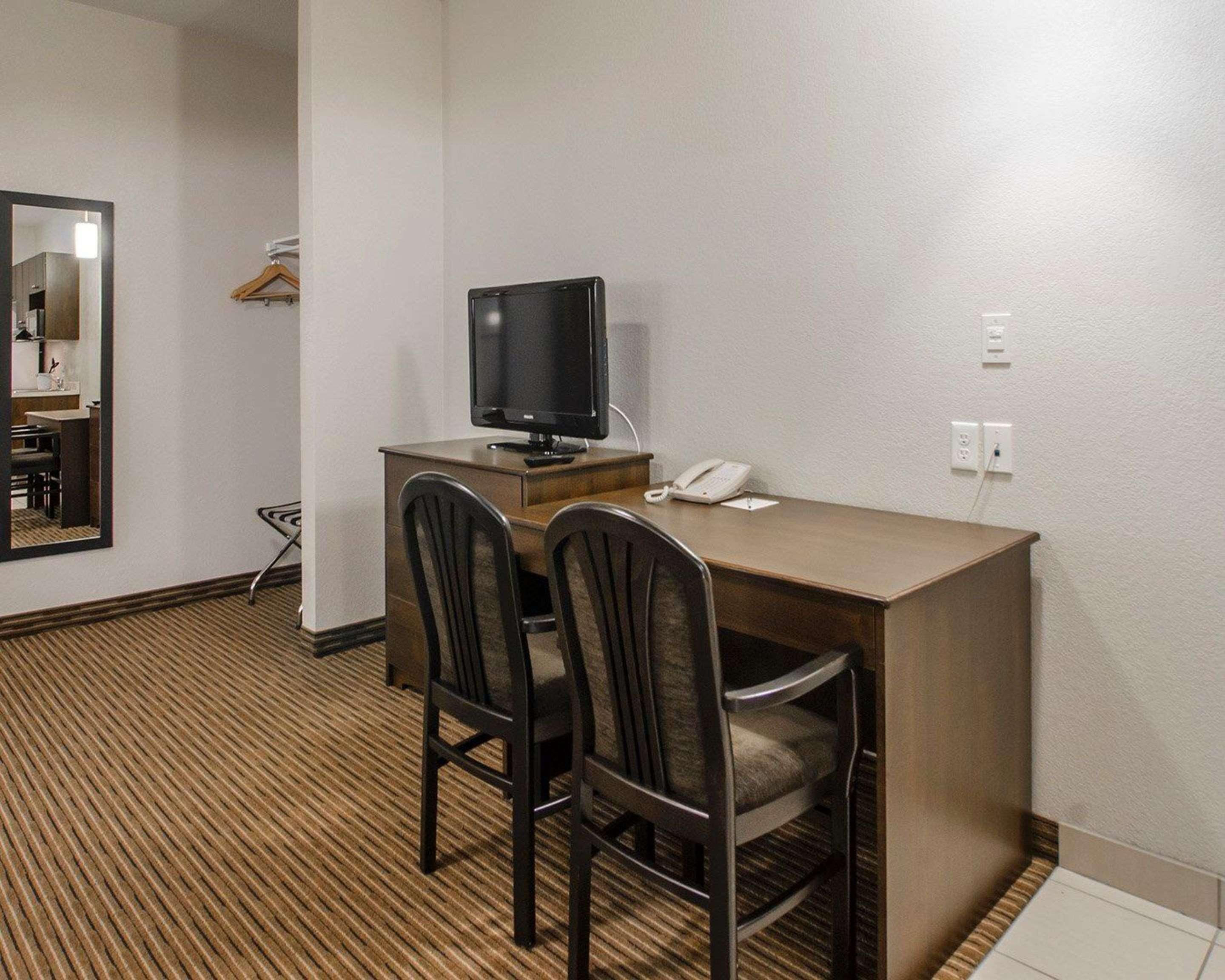 Quality Inn & Suites Estevan Экстерьер фото