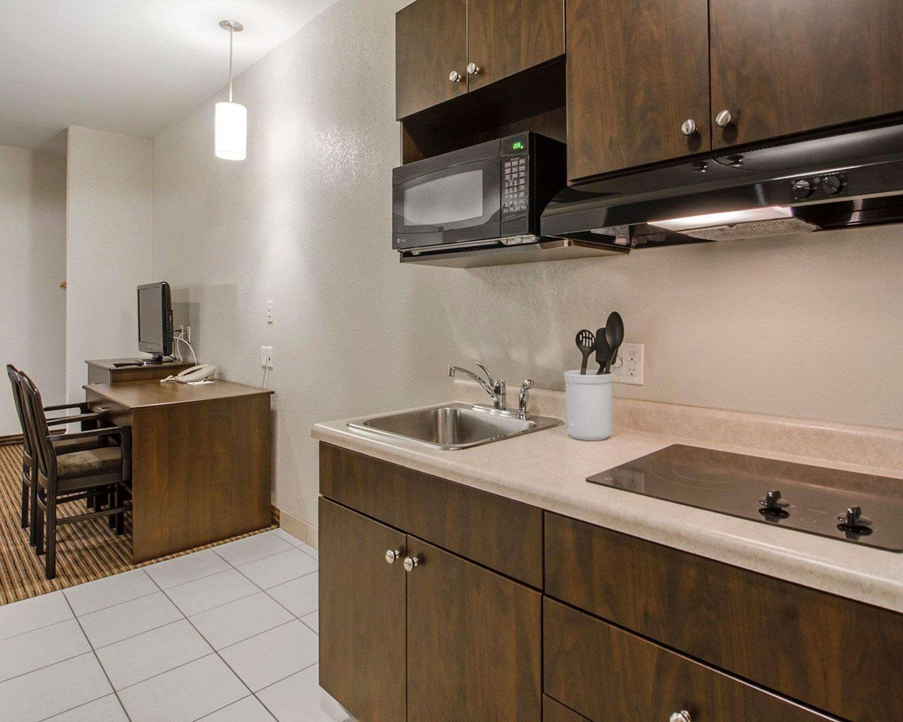 Quality Inn & Suites Estevan Экстерьер фото