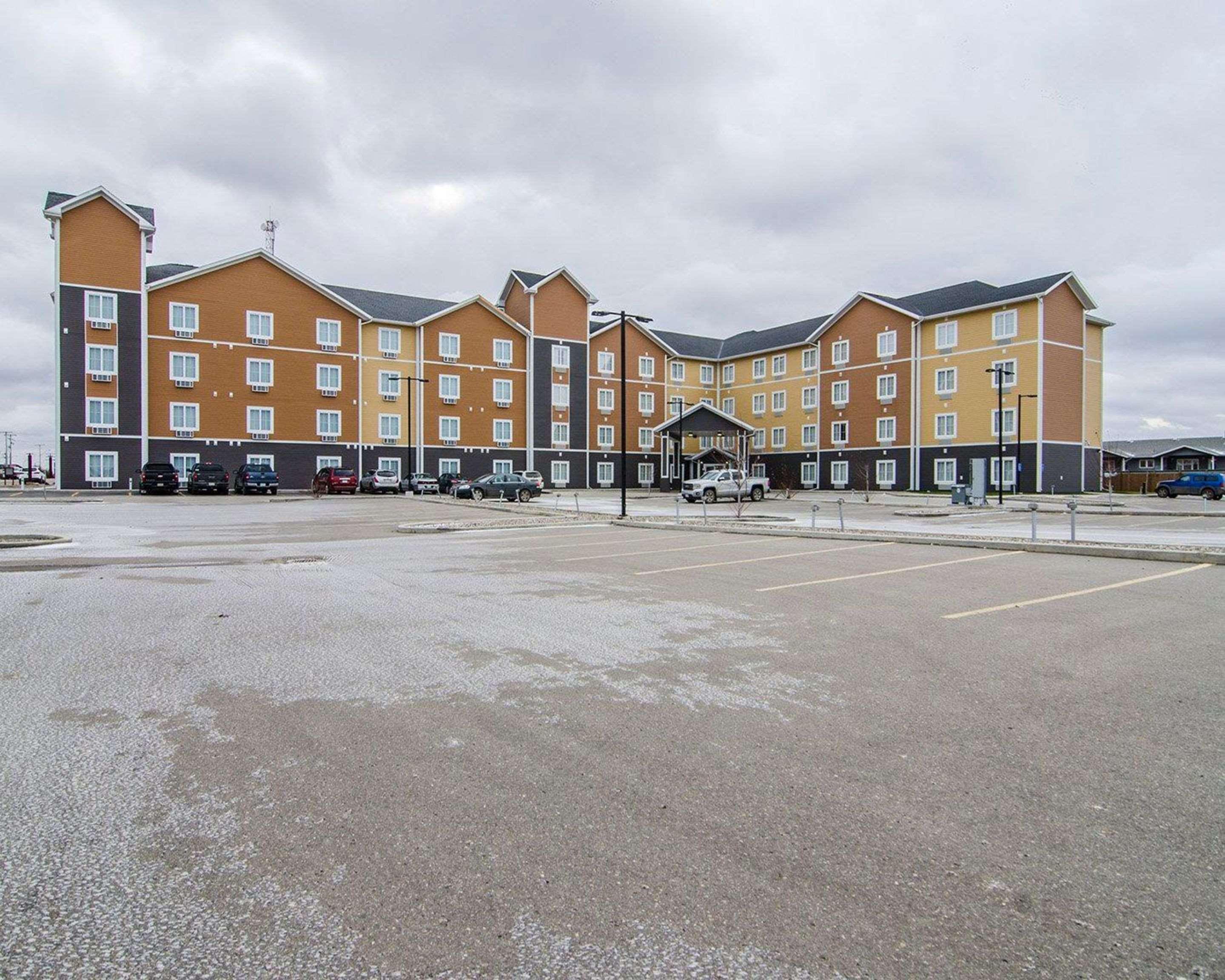 Quality Inn & Suites Estevan Экстерьер фото