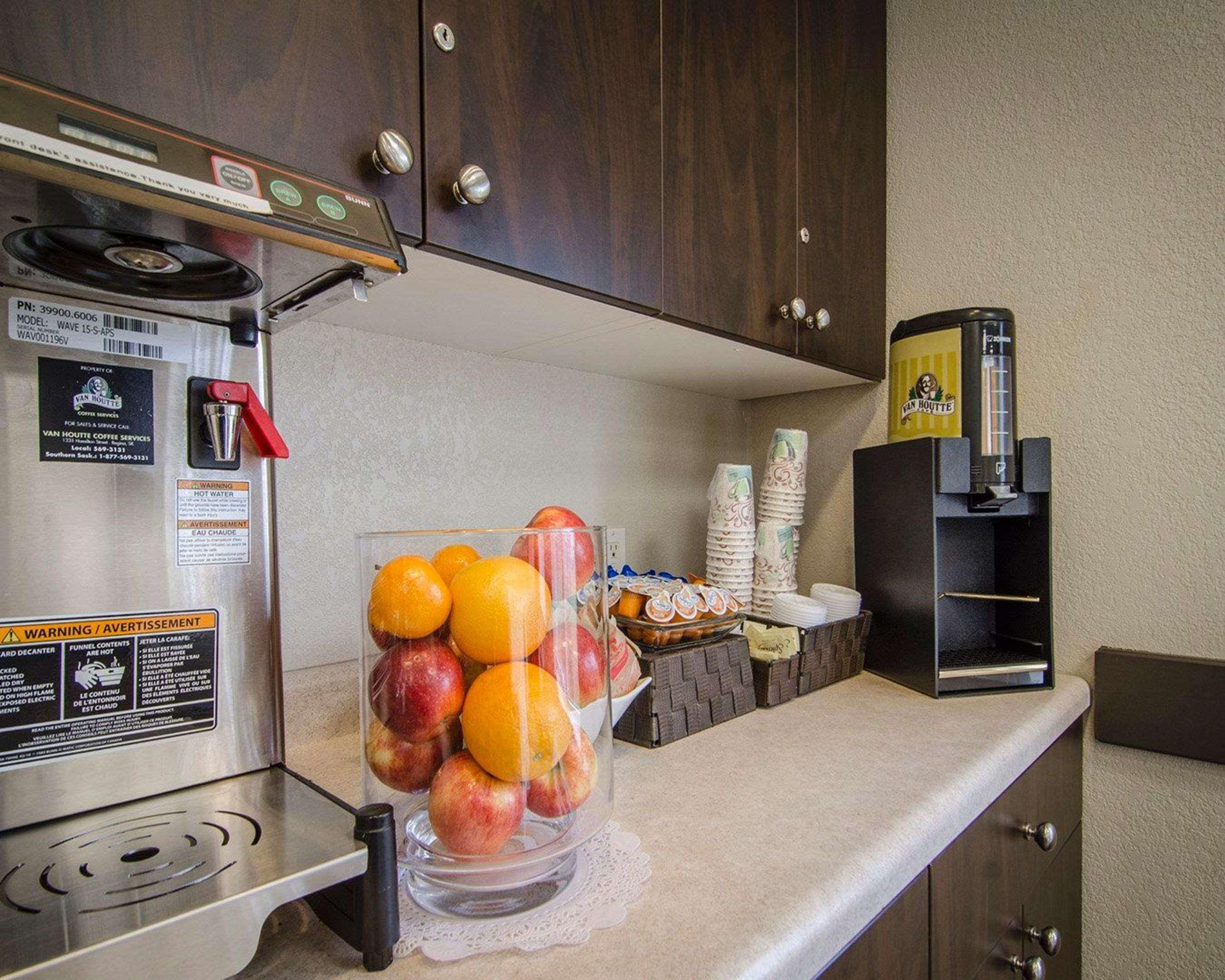 Quality Inn & Suites Estevan Экстерьер фото