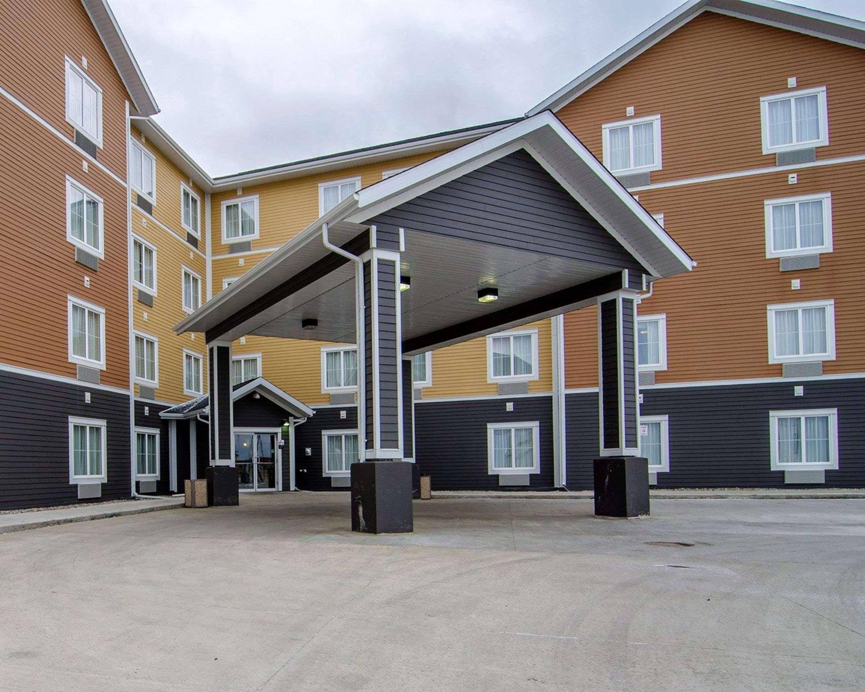 Quality Inn & Suites Estevan Экстерьер фото