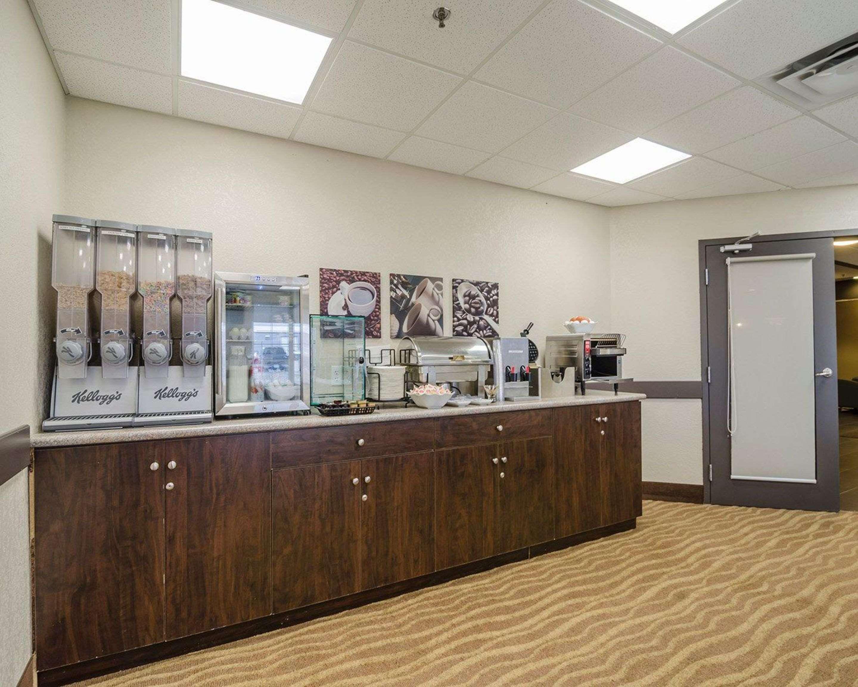 Quality Inn & Suites Estevan Экстерьер фото