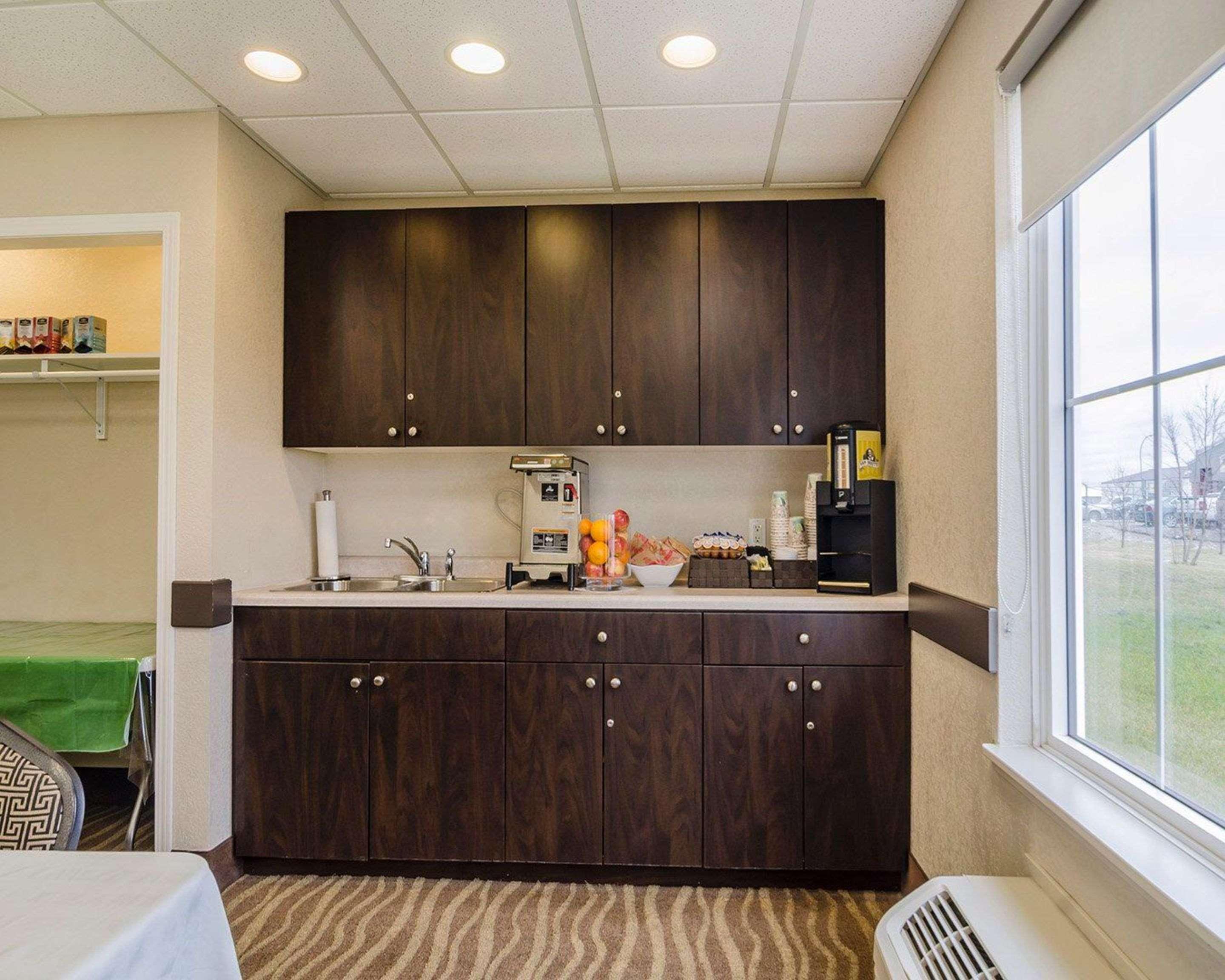 Quality Inn & Suites Estevan Экстерьер фото