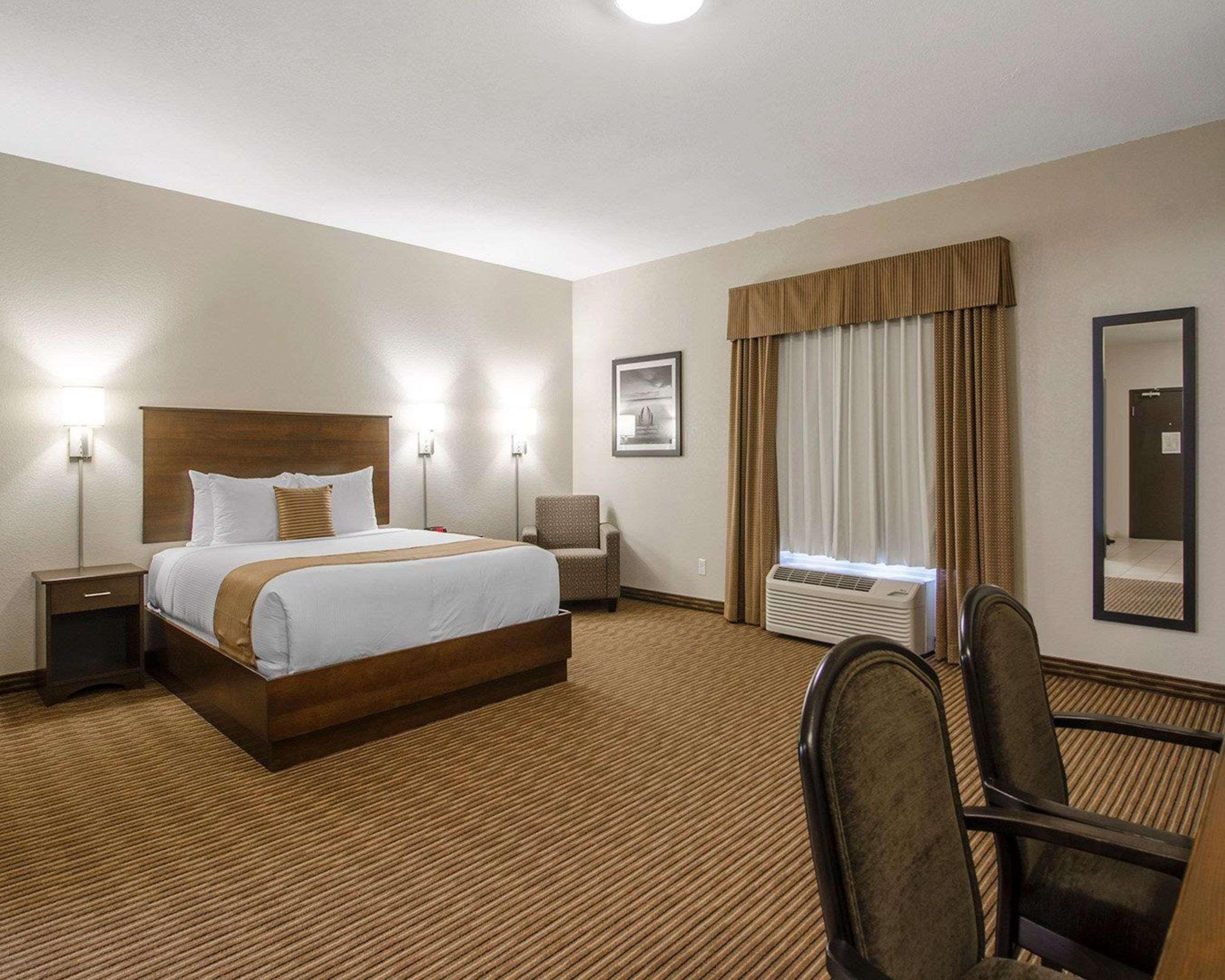 Quality Inn & Suites Estevan Экстерьер фото