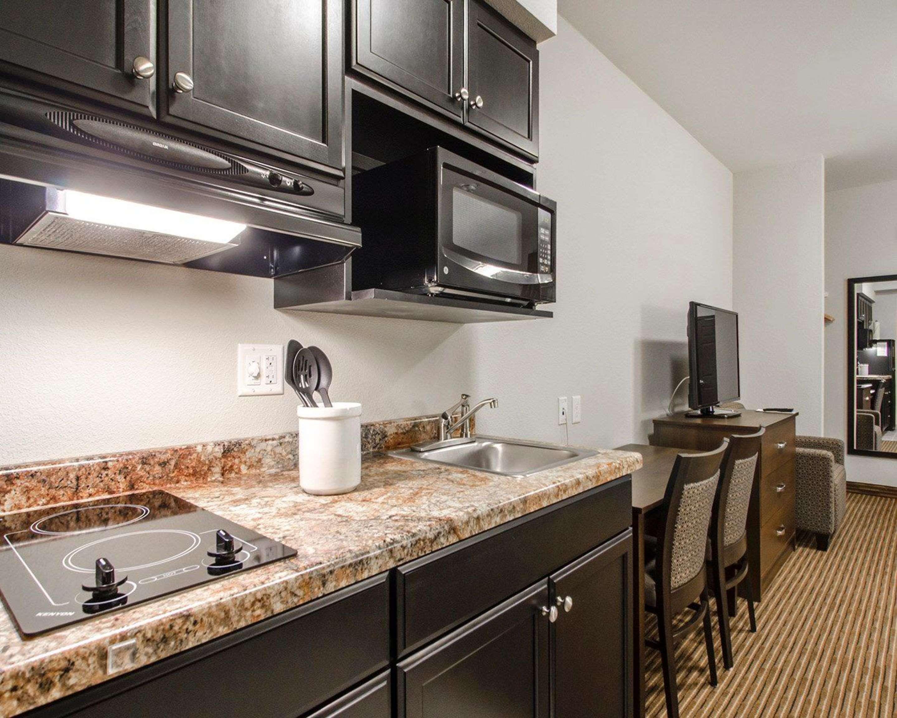 Quality Inn & Suites Estevan Экстерьер фото