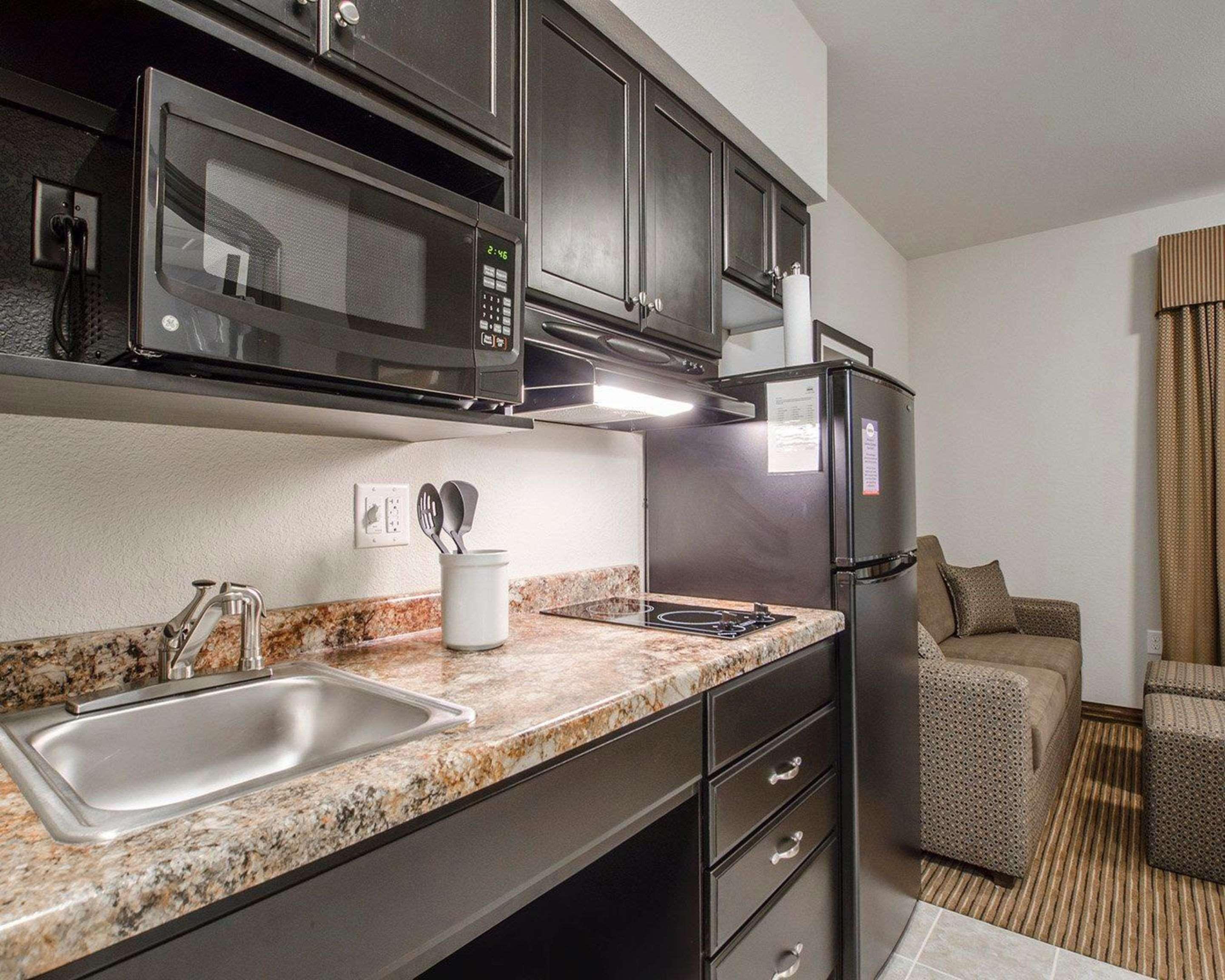 Quality Inn & Suites Estevan Экстерьер фото