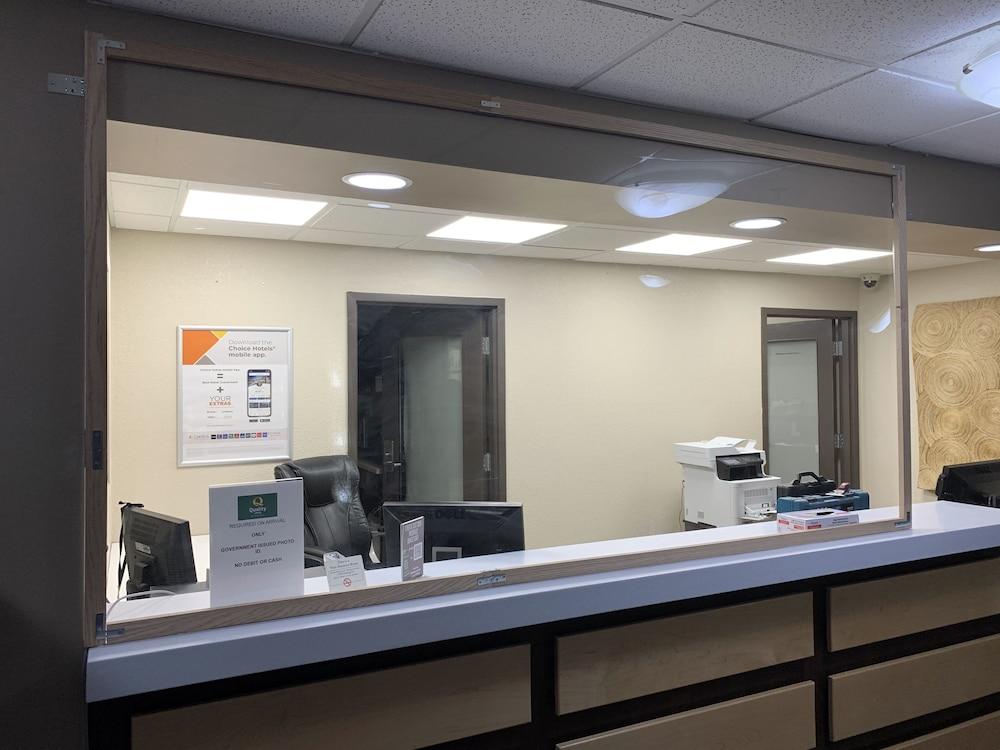 Quality Inn & Suites Estevan Экстерьер фото