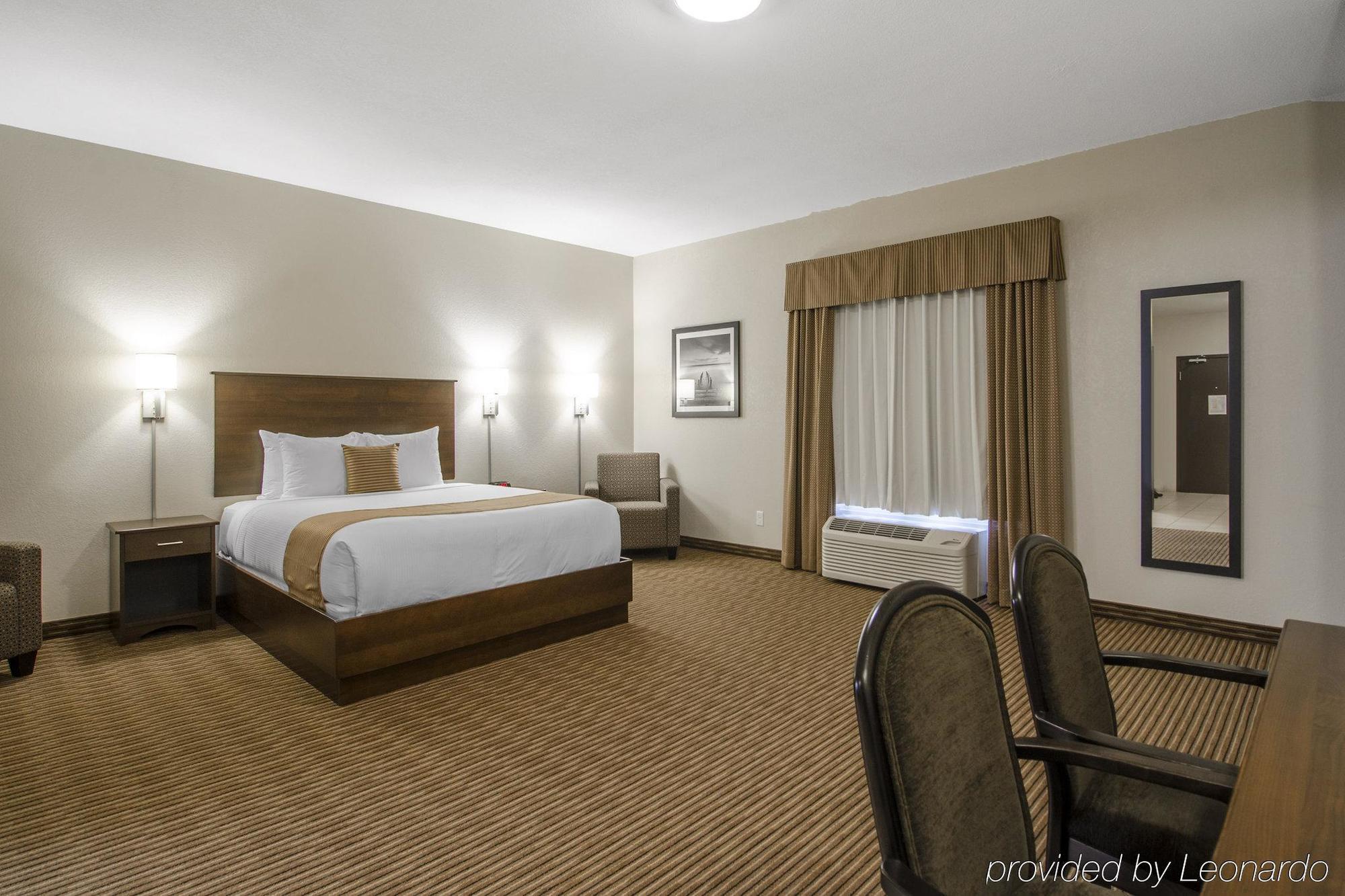 Quality Inn & Suites Estevan Экстерьер фото